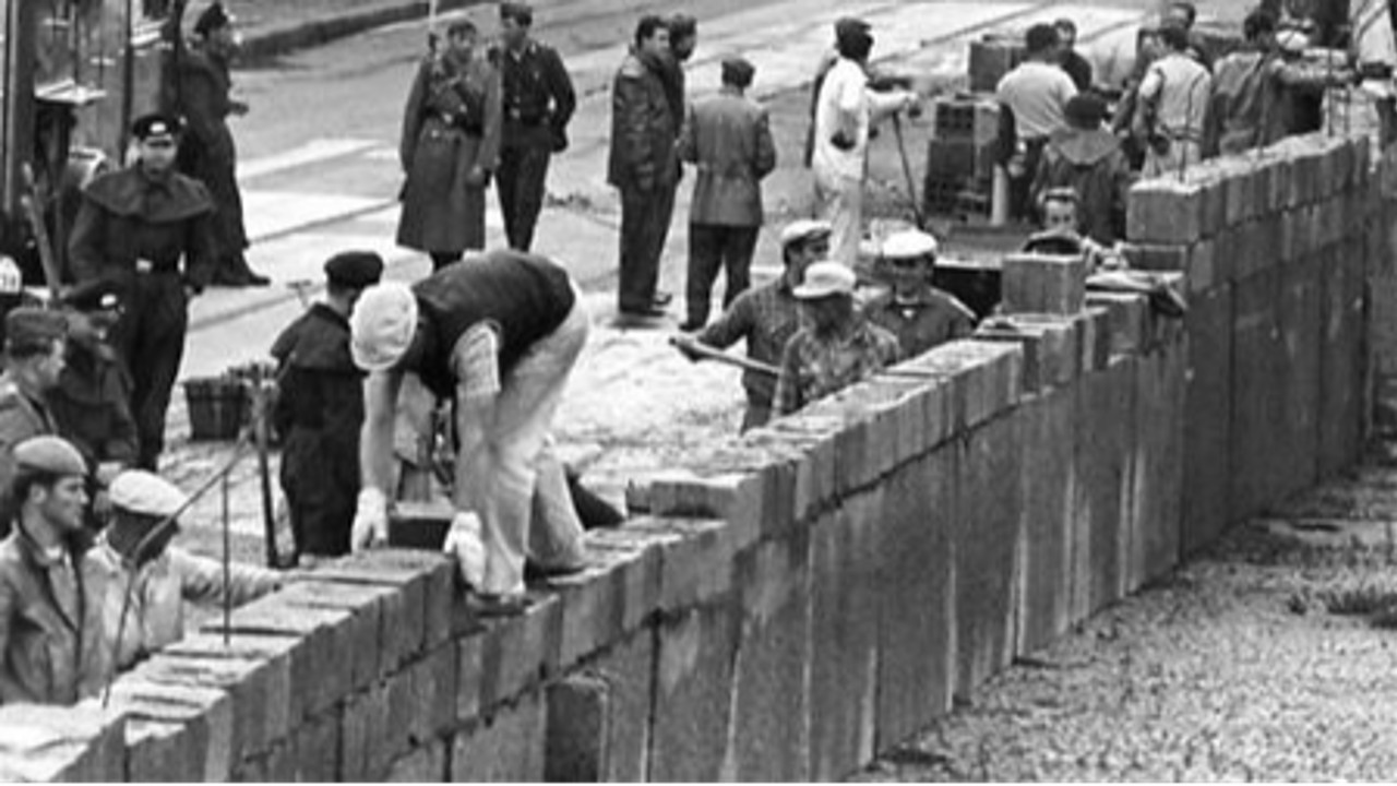 ベルリンの壁は勘違いで崩壊した。