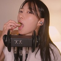 月初めASMR / 日常のこと囁き雑談しながらフルーツとお菓子食べる