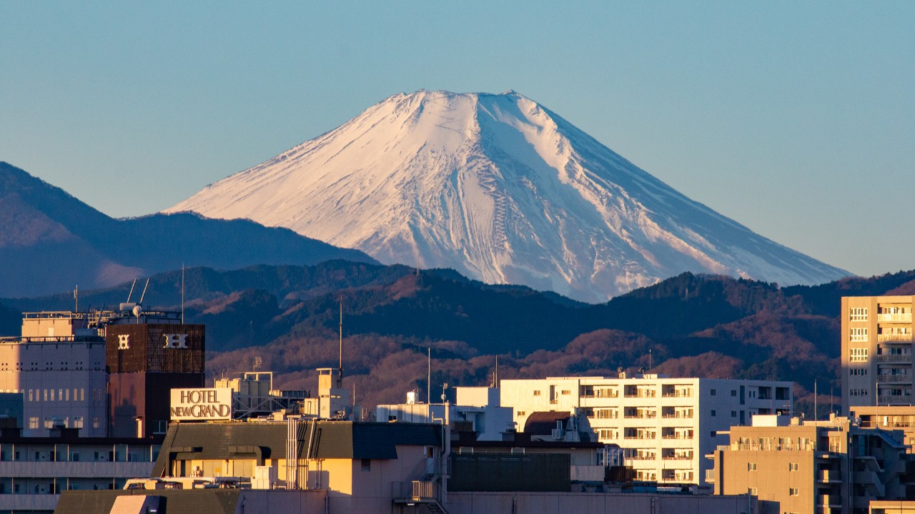 朝の街並みと富士山