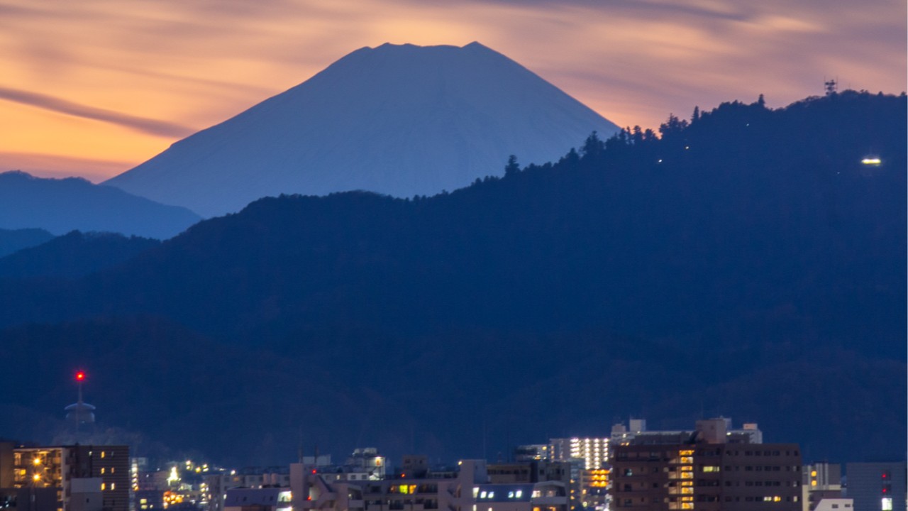 黄昏の街と富士山
