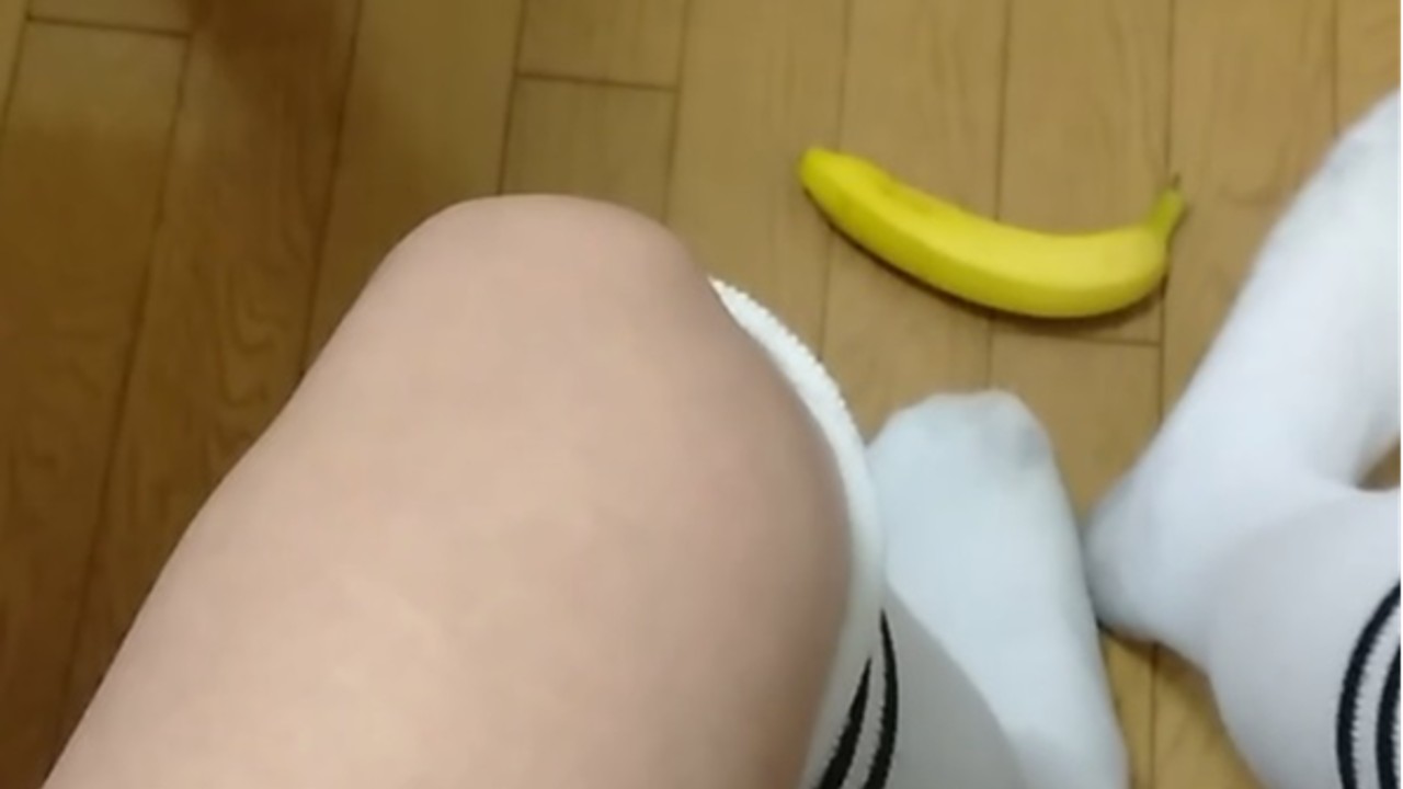 バナナを足でふみふみするだけの健全な動画です♪